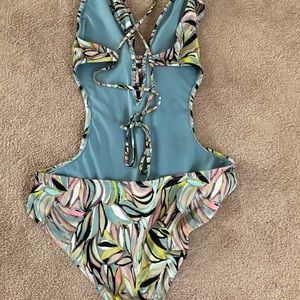 H&M Swim - Plunge ruffle one piece H&M swimsuit H&M Swim - Plunge ruffle one piece H&M swimsuit